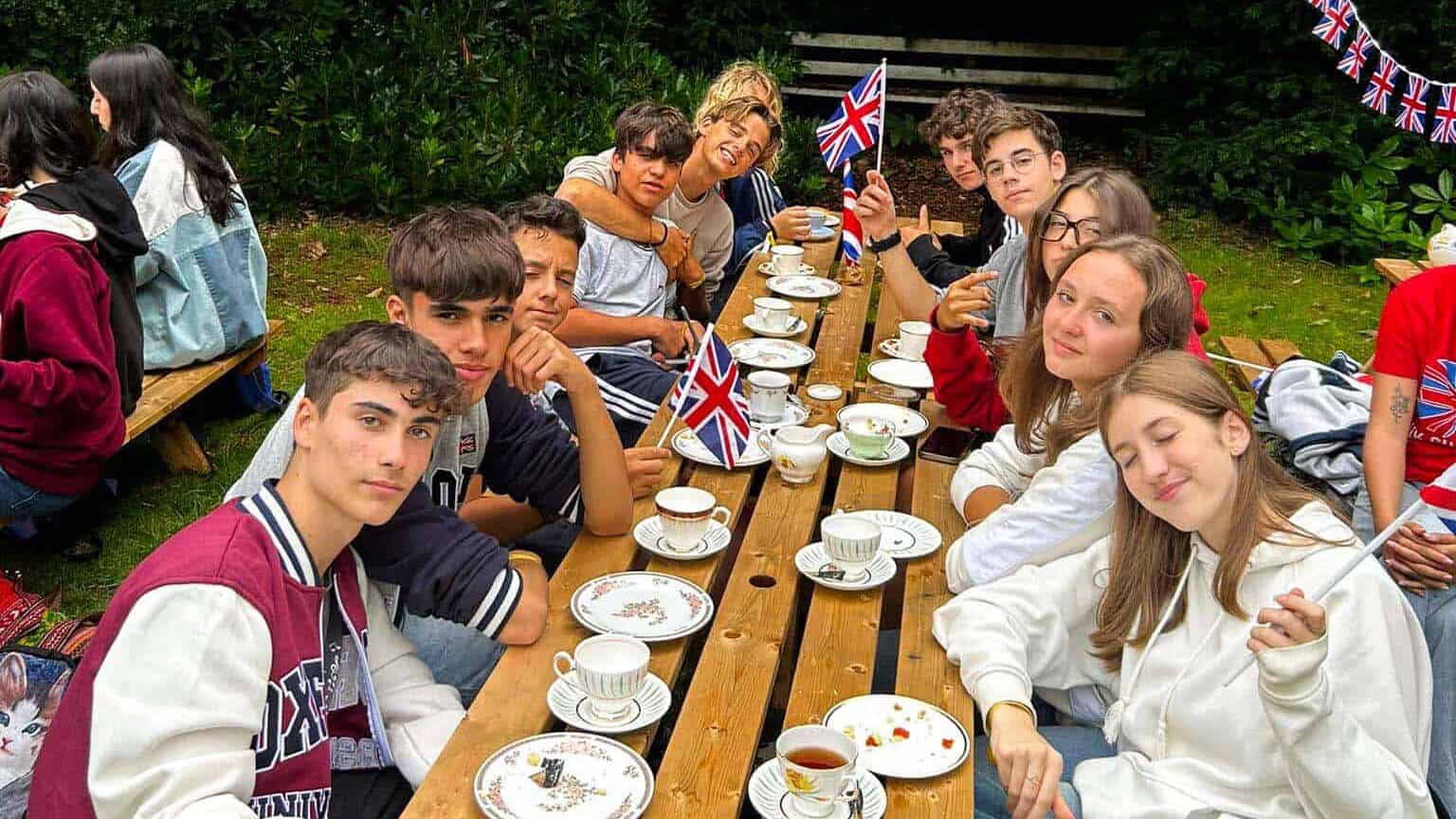 Students eating lunch together at Ringwood Summer Camp